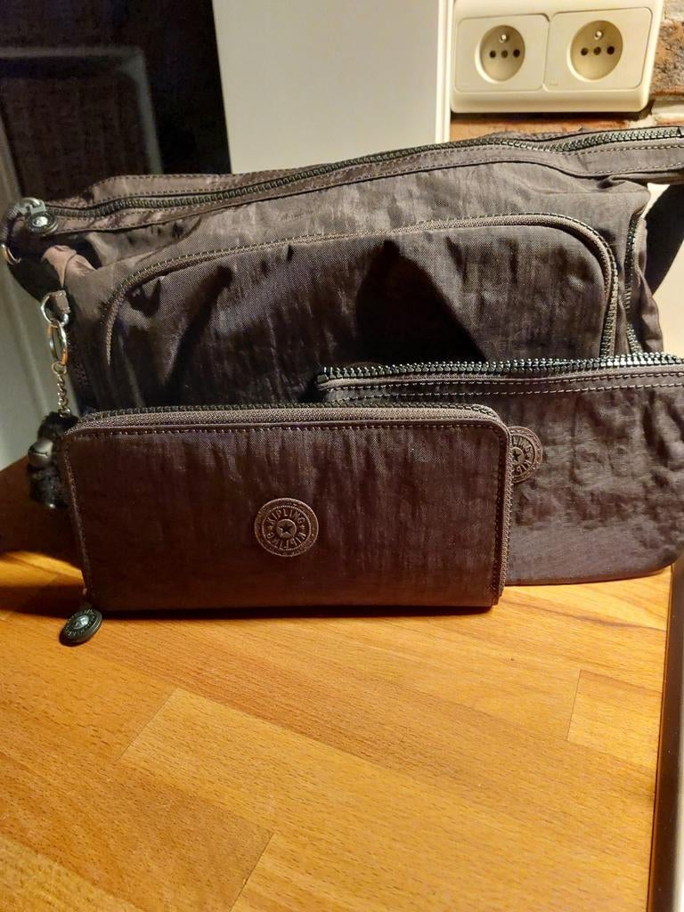 Sac à main Kipling, Enlèvement