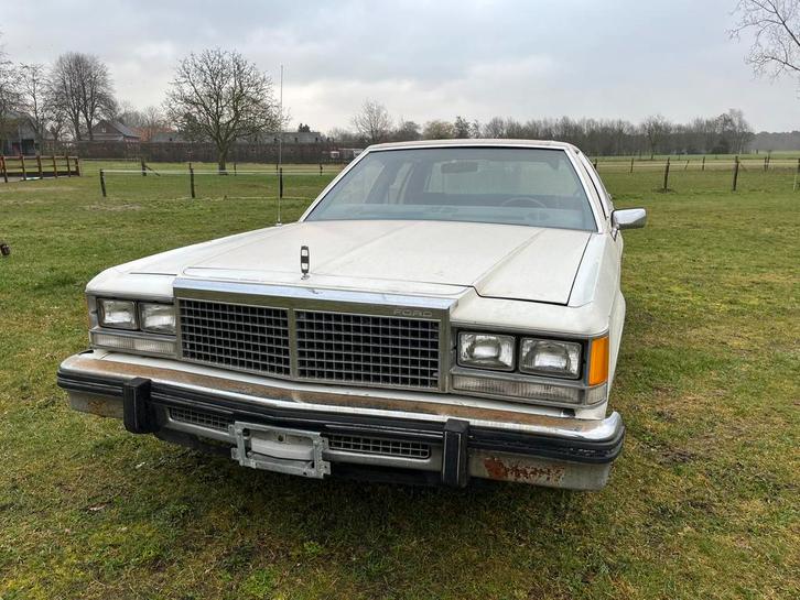 Ford LTD 302ci /5.0 V8 1979, Auto's, Oldtimers, Particulier, Ford USA, Benzine, Berline, 4 deurs, Automaat, Wit, Blauw, Stof, Achterwielaandrijving