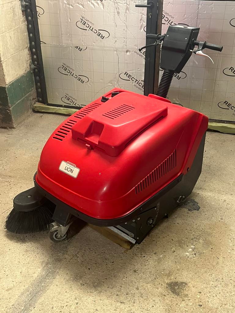 Balayeuse aspirateur sur batterie avec chargeur, Jardin & Terrasse, Balayeurs, Enlèvement, Comme neuf