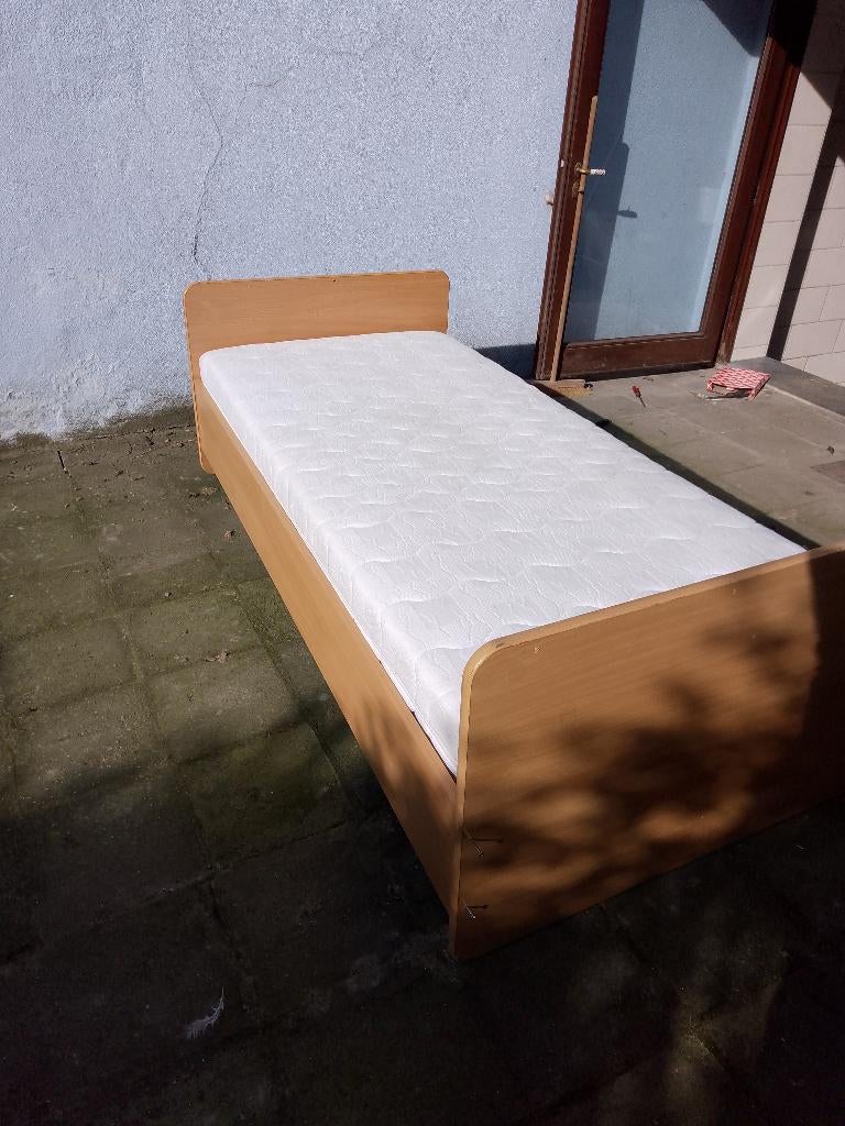 lit 1 personne 90 cm x 200 cm complet sommier en métal, Enlèvement, 200 cm, 90 cm, Sommier