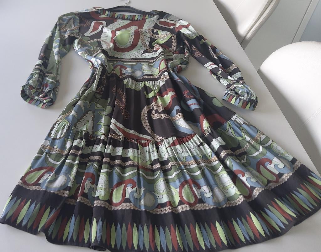 Zijden jurk Mucho Gusto, Kleding | Dames, Jurken, Zo goed als nieuw, Maat 36 (S), Overige kleuren, Knielengte, Ophalen of Verzenden