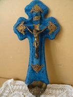 Crucifix ancien avec bénitier recouvert de velours 40cm 1920, Enlèvement ou Envoi