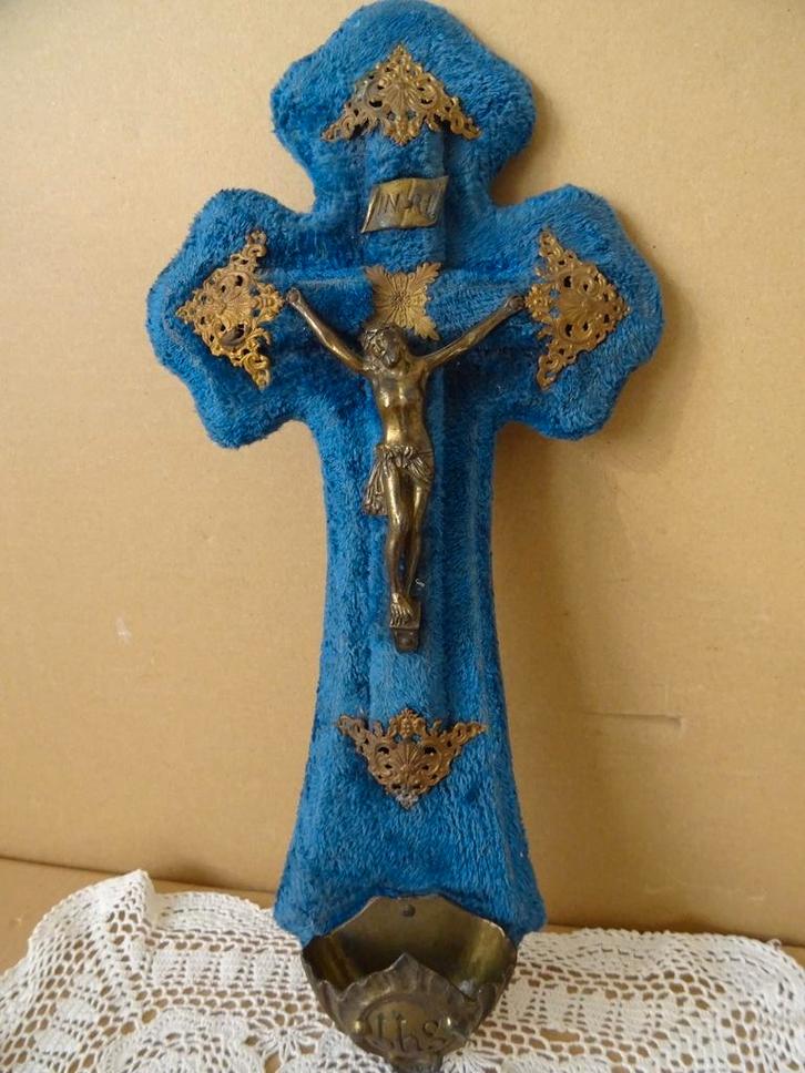 Crucifix ancien avec bénitier recouvert de velours 40cm 1920, Antiquités & Art, Antiquités | Objets religieux, Enlèvement ou Envoi