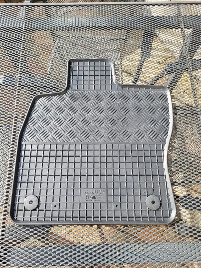 Tapis de sol + coffre Passat B8, Ophalen, Gebruikt