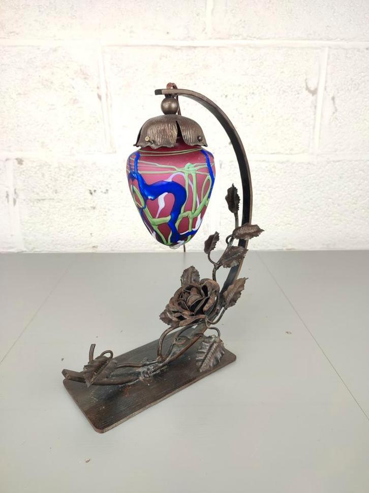 Unieke smeedijzeren lamp met kunstglas, Antiek en Kunst, Antiek | Verlichting, Ophalen of Verzenden