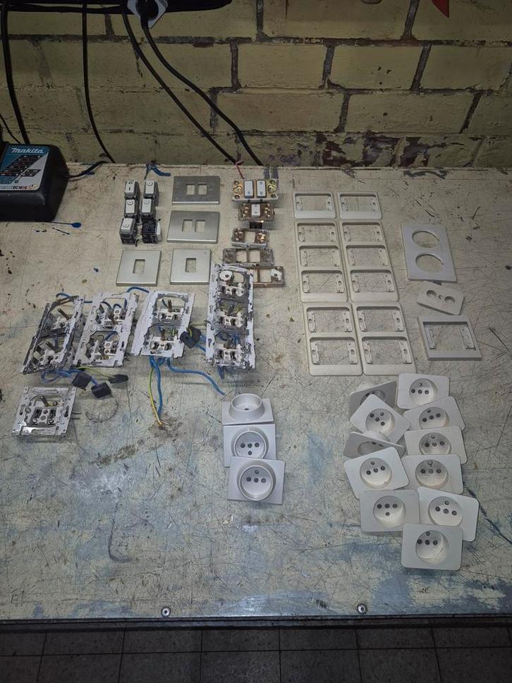 Douilles et couvercles de l'ancien type Niko, Autos : Pièces & Accessoires, Électronique & Câbles, Enlèvement ou Envoi