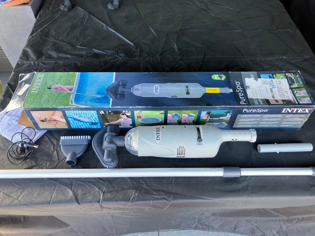 Intex - oplaadbare draagbare stofzuiger, Ophalen, Gebruikt