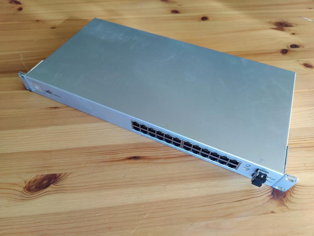 Ubiquiti UniFi Switch 24 Gen1 – 24p Gigabit + 2x SFP, Computers en Software, Ophalen of Verzenden, Gebruikt