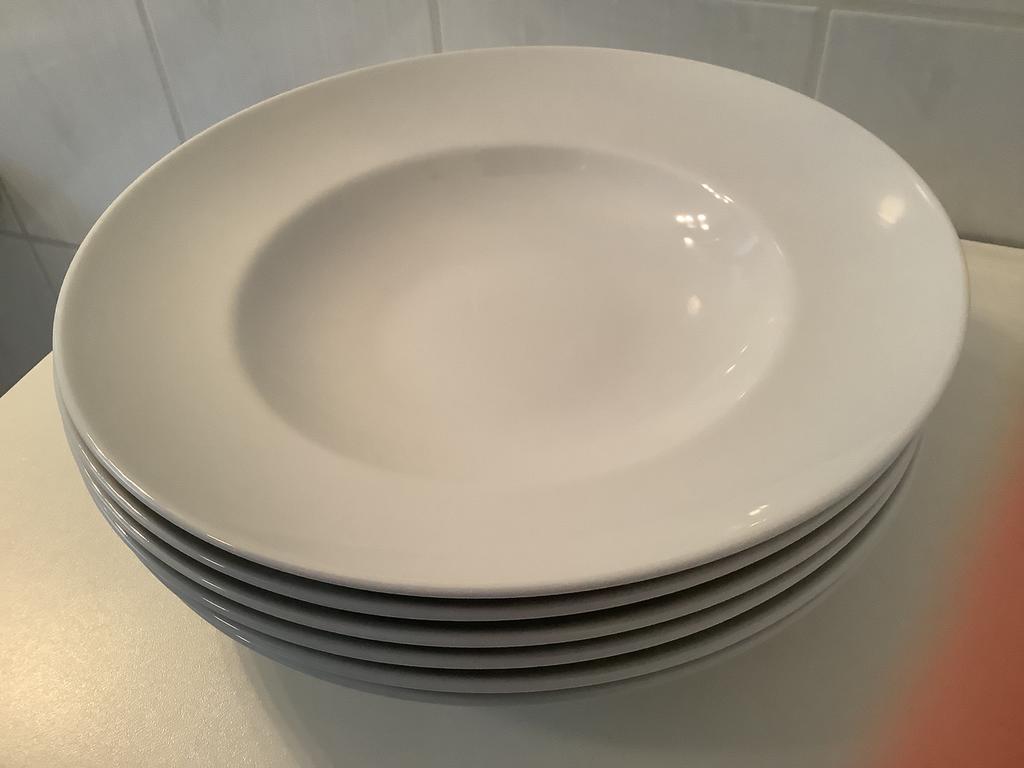 6 stuks borden diameter 30 cm. Merk Yong porslein., Huis en Inrichting, Ophalen of Verzenden, Zo goed als nieuw, Bord(en)