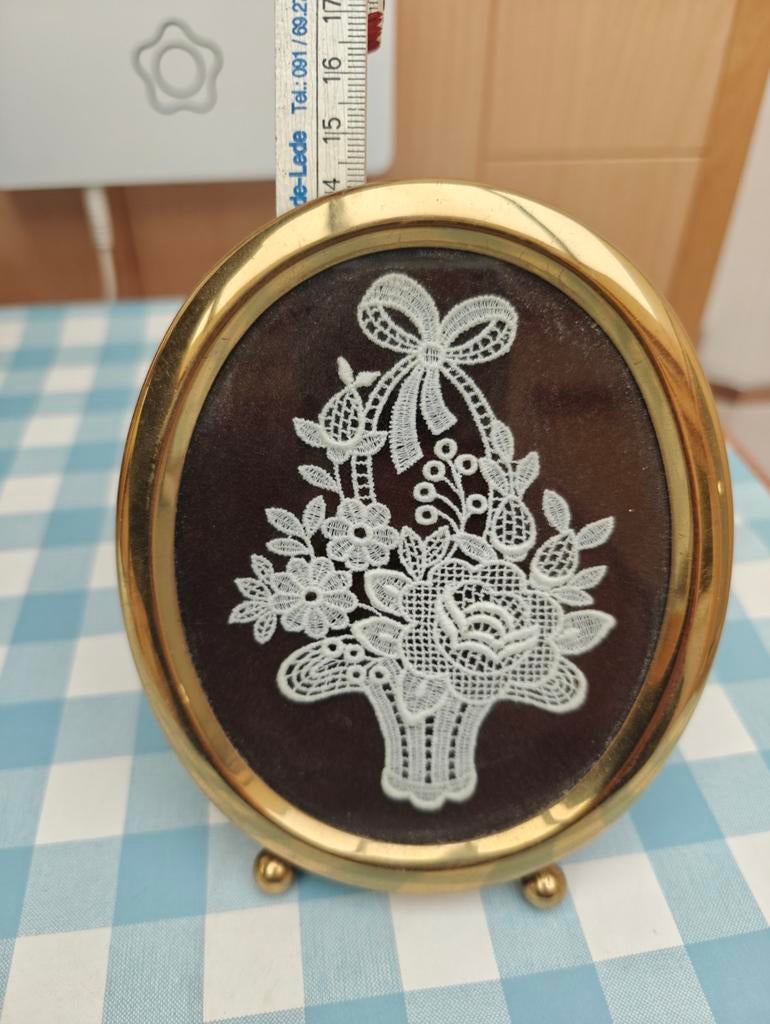 Kanten handwerk ingelijst, Ophalen