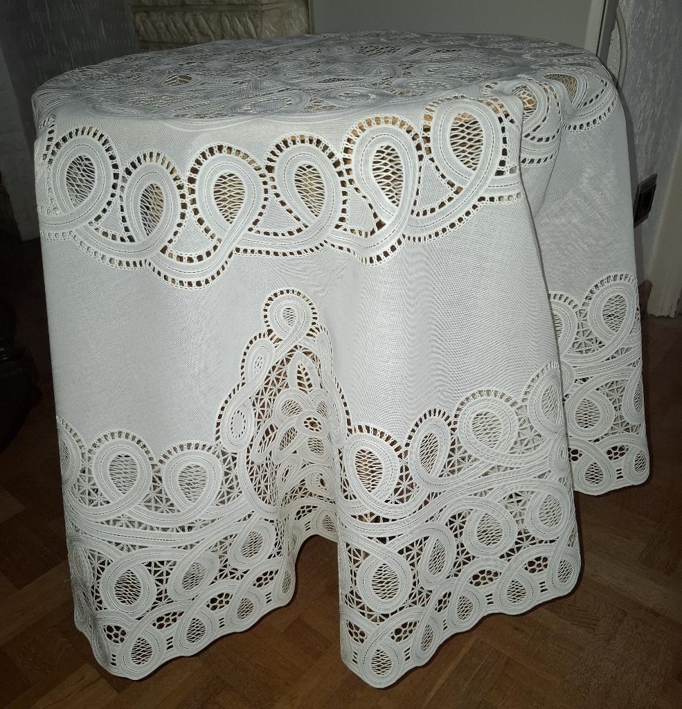 Ronde bijzettafel gemaakt uit spaanplaat met unieke driepoot, Ophalen, Minder dan 55 cm, Rond, Zo goed als nieuw