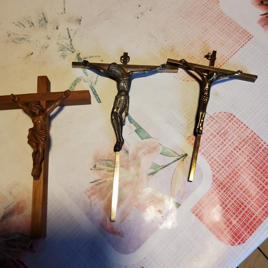 3 vintage kruisbeeldjes samen 5€, Ophalen