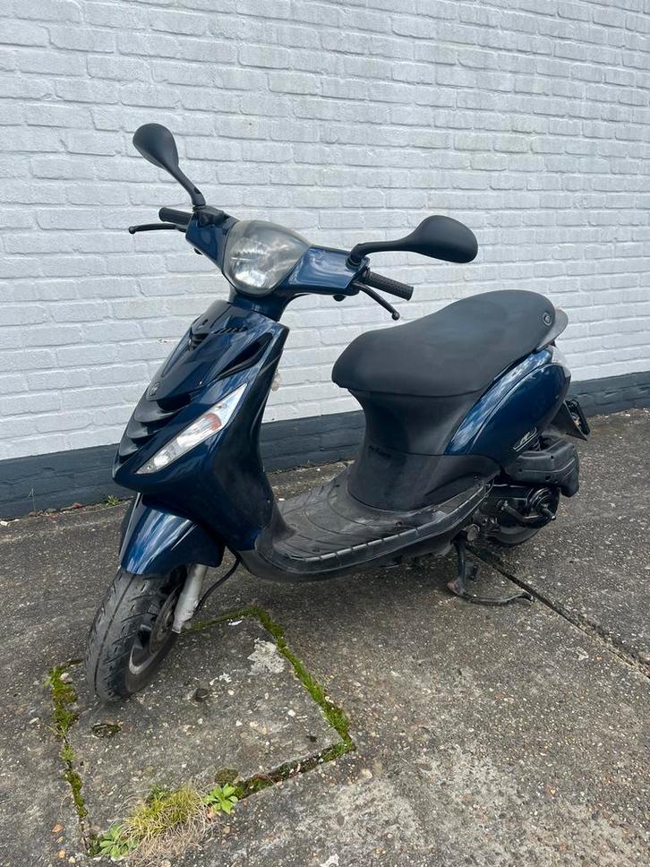 Piaggio zip - A klasse (zonder rijbewijs), Fietsen en Brommers, Scooters | Piaggio, Gebruikt, Zip, Klasse A (25 km/u), Benzine