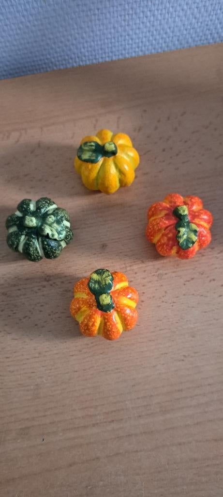 4 petites citrouilles en porcelaine, Maison & Meubles, Neuf, Campagnard, Enlèvement, Multicolore