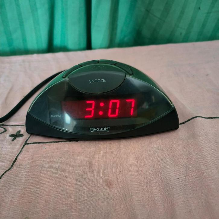 Electronische wekker van het merk "Magnum", Elektronische apparatuur, Wekkers, Zo goed als nieuw, Analoog, Ophalen