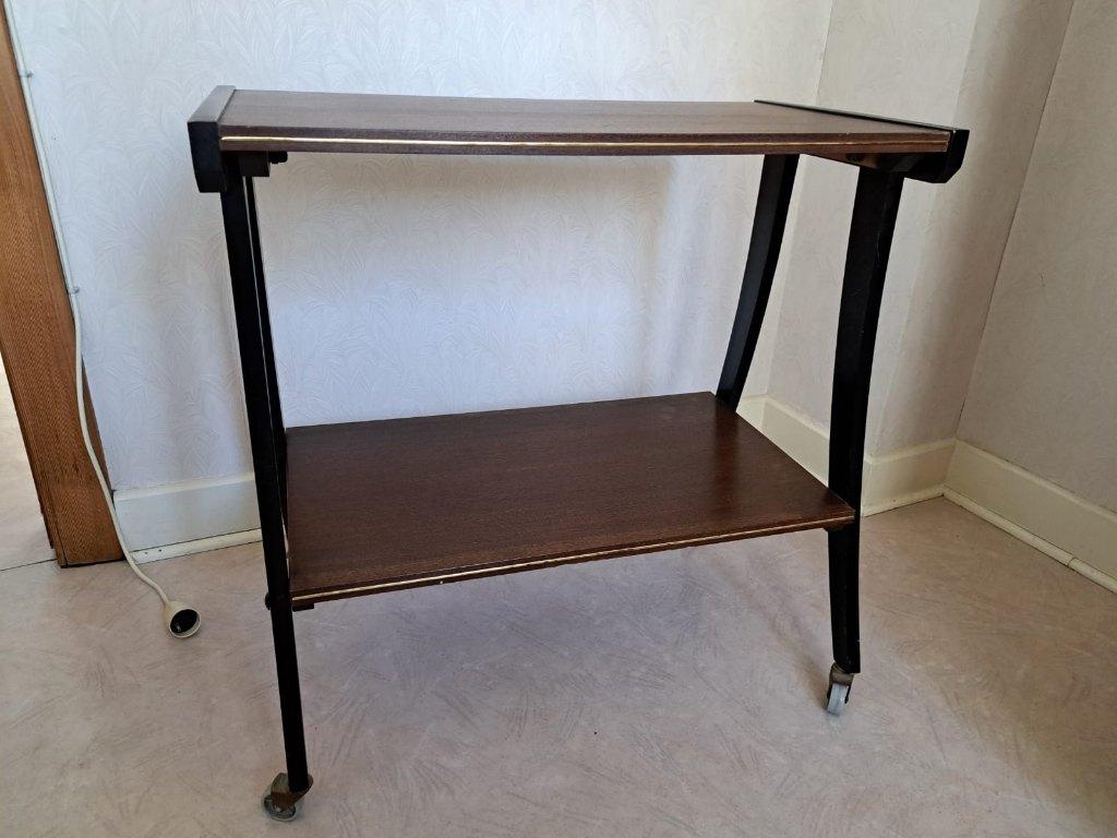 Jolie table d'appoint à roulettes/ ancien meuble TV vintage, 25 à 50 cm, Moins de 100 cm, Enlèvement, Utilisé