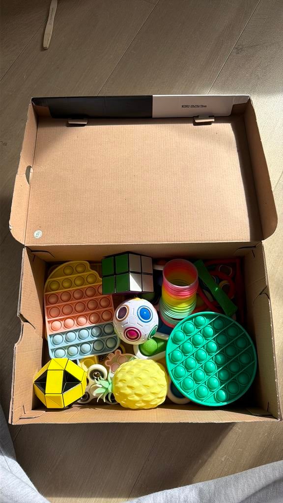Boîte remplie de jouets Fidget, Enfants & Bébés, Jouets | Extérieur | Jouets en vrac, Enlèvement ou Envoi, Neuf