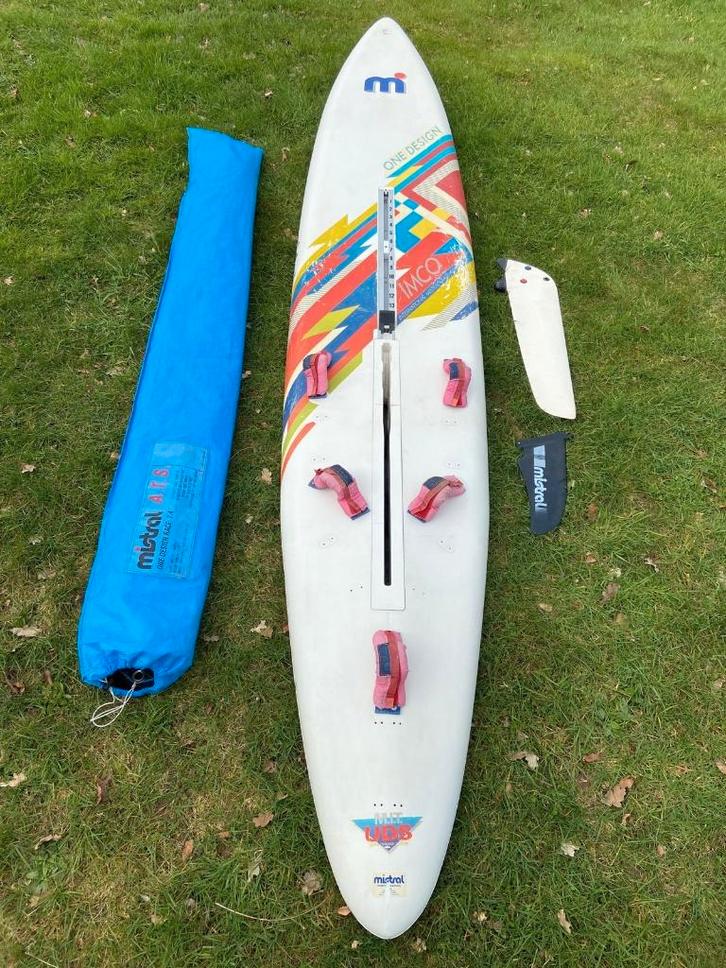 Mistral One Design set, Watersport en Boten, Windsurfen, Gebruikt, Complete set, 300 cm of meer, Met vin(nen), Met draagtas, 7 m² of meer
