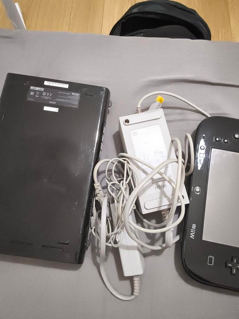 Wii U avec manette de jeu et câbles d'origine, Enlèvement ou Envoi, Utilisé, Avec 1 manette, Avec jeux