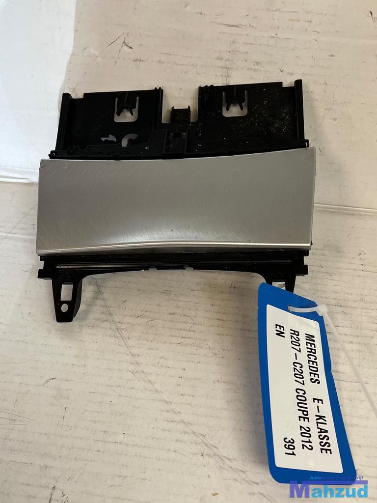 MERCEDES E C207 zilver grijs asbak 2009-2016 A2046801350, Gebruikt, Mercedes-Benz AG, Mercedes-Benz, Mercedesstrasse 120
70372  Stuttgart, DE