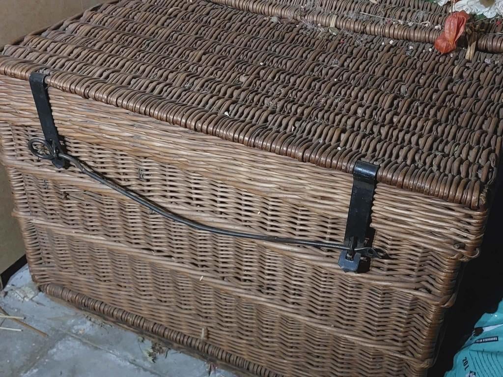 Ancienne malle en osier, Enlèvement