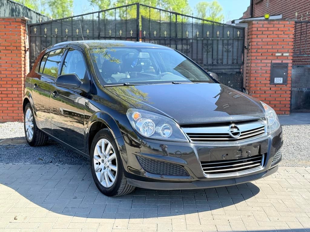 Opel astra 2012 euro 5 benzine 200.000 km start en rijd goed, Autos, Opel, Euro 5, Achat, Noir, 5 portes
