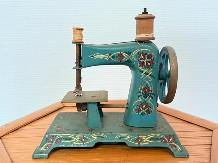 Mini Machine à Coudre ancienne en fonte decorée (circa 1900), Antiek en Kunst, Antiek | Naaimachines, Ophalen of Verzenden