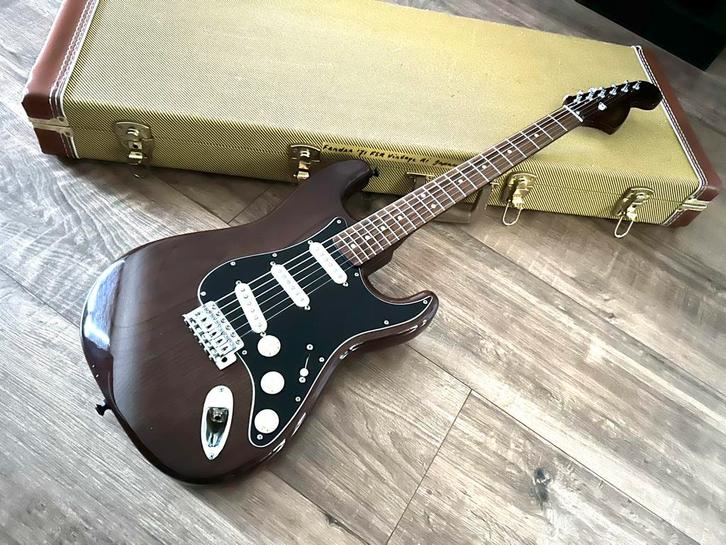 Fender ‘71 Vintage Reissue Strat Ash - Walnut (Japan) RUILEN, Musique & Instruments, Instruments à corde | Guitares | Électriques