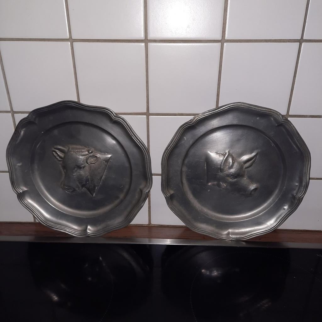 Assiettes en étain avec tête de porc et tête de bœuf. 22 cm, Enlèvement ou Envoi