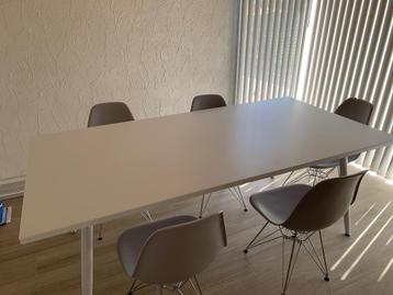 Tafel beschikbaar voor biedingen