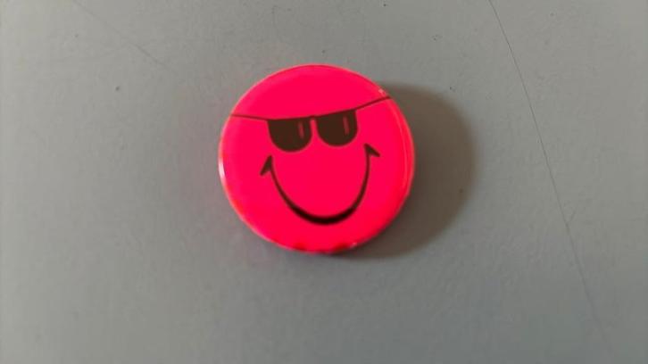 Button roze zwart smiley met zonnebril op, Verzamelen, Speldjes, Pins en Buttons, Gebruikt, Button, Figuurtje, Ophalen of Verzenden