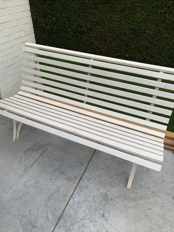 Witte vintage tuinbank  beschikbaar voor biedingen