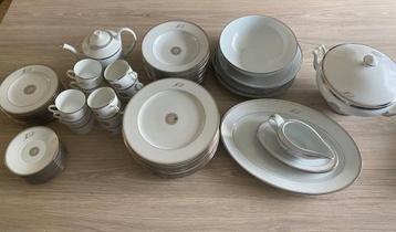 limonges porselein met bladgoud  beschikbaar voor biedingen