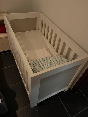 Wit babybed met matras – verstelbare hoogte (goede staat) beschikbaar voor biedingen