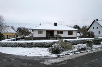 Vrijstaande bungalow met terras, tuin en garage in de Eifel beschikbaar voor biedingen