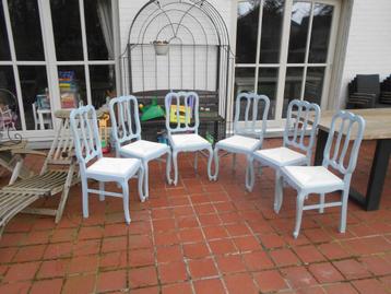Klassieke eetkamerstoelen beschikbaar voor biedingen