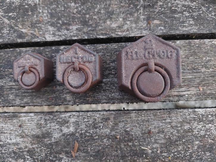 Lot de 3 poids hexagonales  en fonte, Antiquités & Art, Antiquités | Ustensiles de cuisine, Enlèvement ou Envoi
