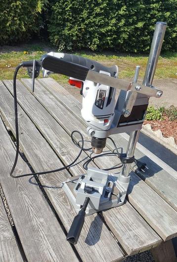 boormachine op standaard beschikbaar voor biedingen