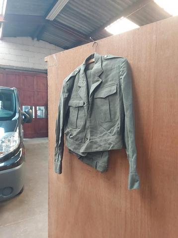 Leger vest en broek  beschikbaar voor biedingen