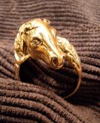 Gouden ring : paard, Handtassen en Accessoires, Ringen, Ophalen of Verzenden, Zo goed als nieuw, 17 tot 18, Goud