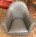 Grijze eenpersoons zetel/fauteuil met geribbelde beige hoes, Huis en Inrichting, Ophalen, Minder dan 75 cm, Leer, Zo goed als nieuw