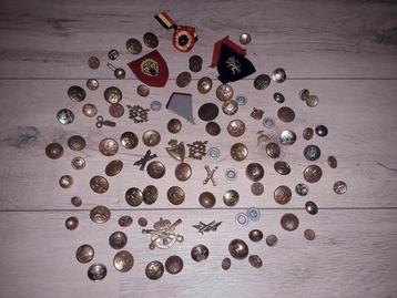 Lot knopen en insignes +100 stuks militaria beschikbaar voor biedingen