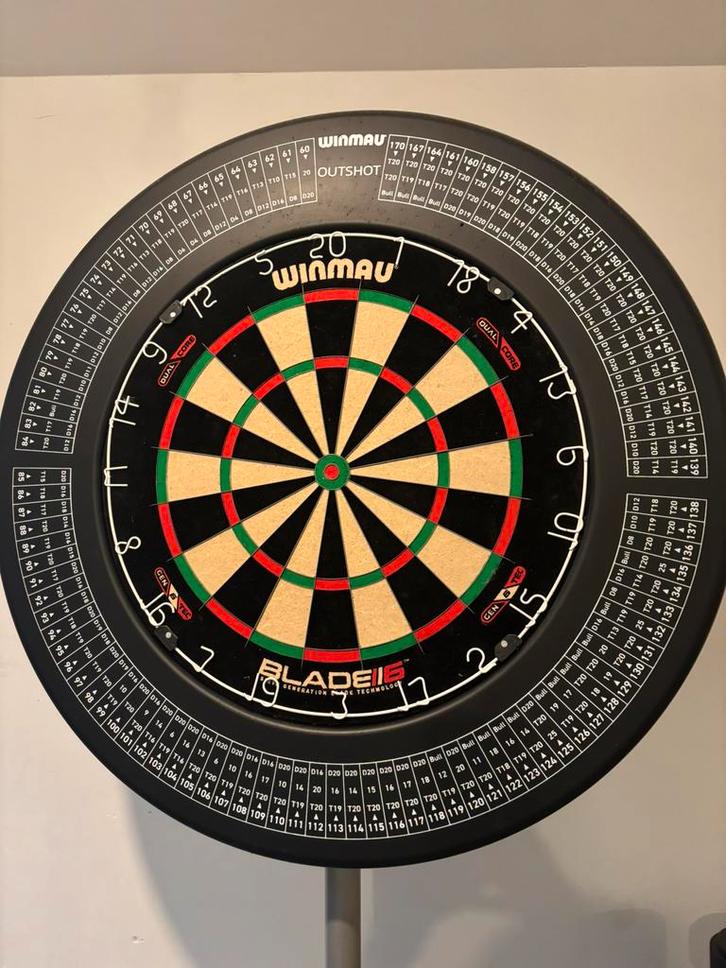 Winmau darts staander/bord/outshot surround, Sport en Fitness, Darts, Zo goed als nieuw, Dartbord, Ophalen