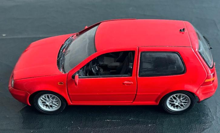 VW Golf GTI 1997 (échelle 1/18) rouge, Hobby & Loisirs créatifs, Voitures miniatures | 1:18, Utilisé, Voiture, Revell, Enlèvement ou Envoi