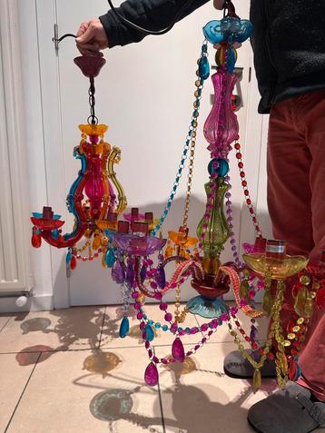 2 gekleurde kroonluchters beschikbaar voor biedingen