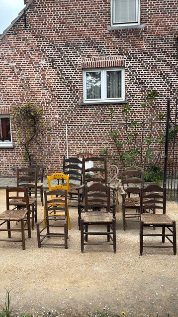 kapotte oude stoelen  beschikbaar voor biedingen