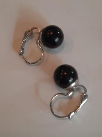 Boucles d'oreilles avec perle noire disponible aux enchères