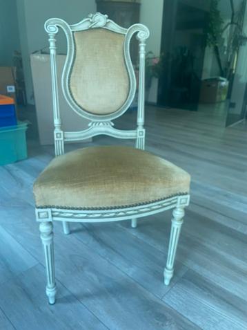 4 verfijnde Louis XVI stoelen beschikbaar voor biedingen