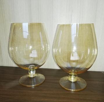 2 prachtige glazen decoratievazen op voet. beschikbaar voor biedingen