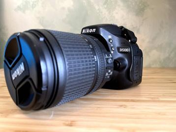 Nikon D5100 + AF-S NIKKOR 18-150 mm + schoudertas